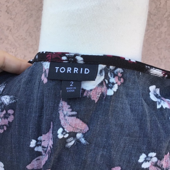 Torrid Skull and Flowers Challis Top - Picture 9 of 11